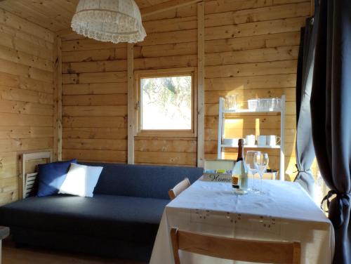卡夫里利亞的住宿－Agricampeggio la casa di Nicla，客厅配有蓝色的沙发和桌子