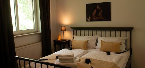 1 dormitorio con 1 cama con sábanas y almohadas blancas en EUFORY BDSM-Domizil, en Hamburgo