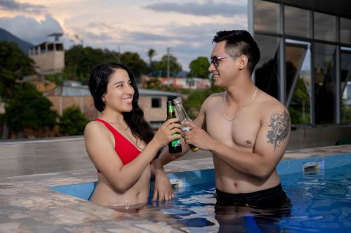 um homem e uma mulher na piscina em Sonqu Tarapoto em Tarapoto