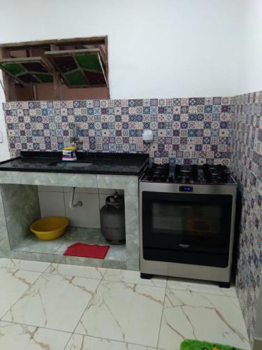 Η κουζίνα ή μικρή κουζίνα στο Casa Pé na Areia Monte Alto Arraial do Cabo RJ
