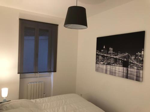 a bedroom with a bed and a picture of a bridge at Musée d'art moderne cosy appart in Strasbourg