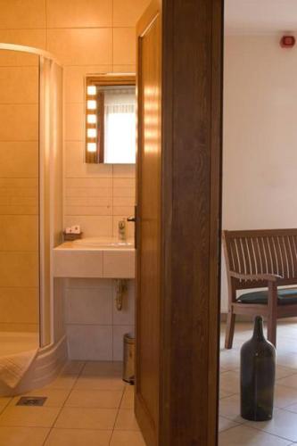 a bathroom with a sink and a mirror and a sink at Frittmann Borház in Soltvadkert