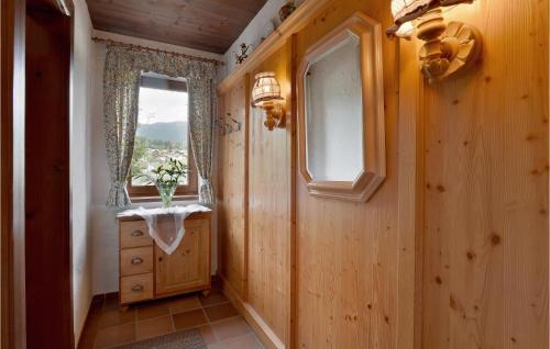 einen Flur mit einem Fenster und einer Holzwand in der Unterkunft Stunning Home In Sll With Wifi in Söll