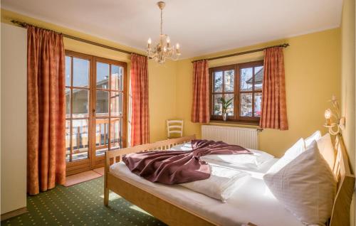 sypialnia z łóżkiem w pokoju z oknami w obiekcie Stunning Home In Sll With Wifi w mieście Söll
