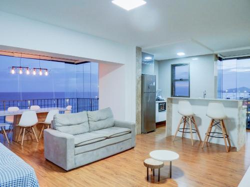 sala de estar con sofá y mesa en Apart Hotel com Maravilhosa Vista Mar na Barra de Tijuca B1-0024, en Río de Janeiro