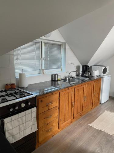 Dapur atau dapur kecil di Gyöngyszem Apartman