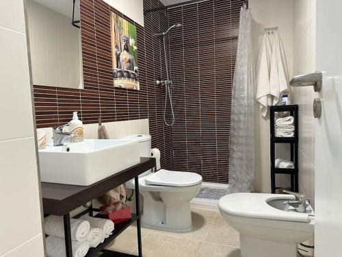 W łazience znajduje się umywalka, toaleta i prysznic. w obiekcie El Descanso en Moncofar w mieście Moncófar
