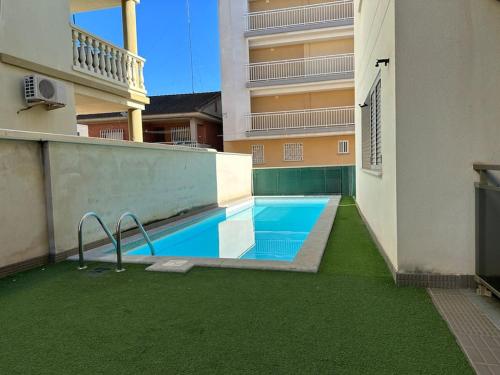 una piscina en medio de un edificio en El Descanso en Moncofar, en Moncófar