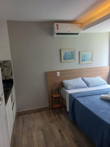 a hotel room with two beds and a kitchen at Flat Beverly Hills 101B in Vila Velha