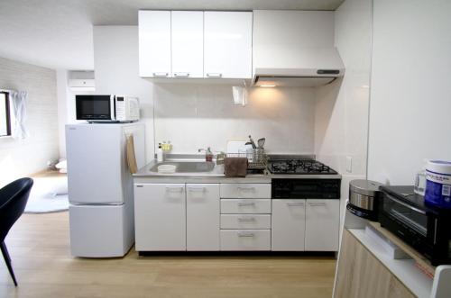 熊本市にあるKumamoto - Apartment - Vacation STAY 22588vの白いキッチン(シンク、冷蔵庫付)