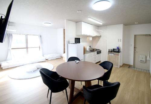 熊本市にあるKumamoto - Apartment - Vacation STAY 22588vのリビングルーム(テーブル、椅子付)、キッチン