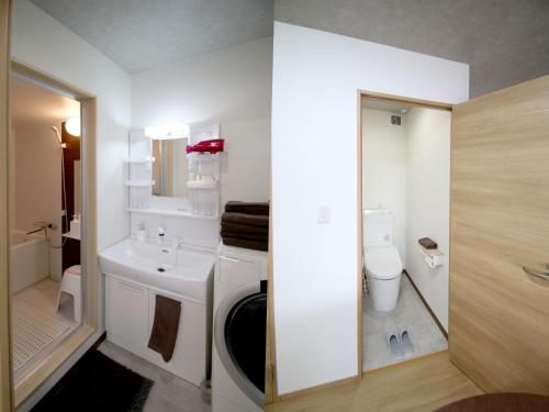 uma pequena casa de banho com lavatório e WC em Kumamoto - Apartment - Vacation STAY 22588v em Kumamoto