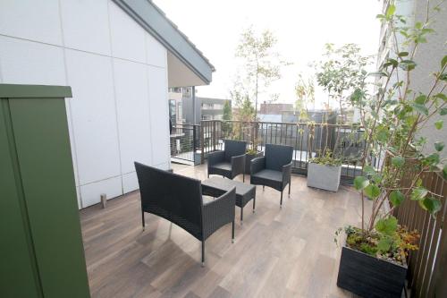 - Balcón con sillas y mesa en un edificio en Kumamoto - Apartment - Vacation STAY 22588v en Kumamoto