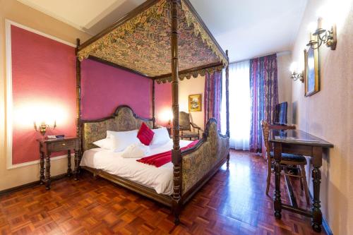 Postel nebo postele na pokoji v ubytování Hotel Diplomate