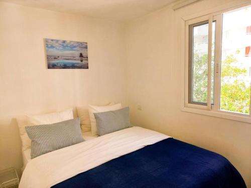 プラヤ・デ・ラス・アメリカスにあるPool & Beach view, 2 people, wifi, free parkingのベッドルーム1室(青い毛布、窓付)