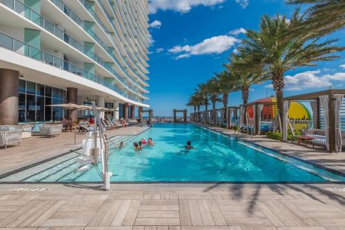 Bazén v ubytování 2 Bedroom Hyde Beach Resort 1704 nebo v jeho okolí