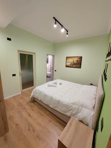 1 dormitorio con 1 cama grande en una habitación en Feel at home ap1, en Tirana