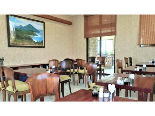 comedor con mesas y sillas de madera en Hachijojima Hotel Resort Sea Pillows - Vacation STAY 53173v, en Mitsune