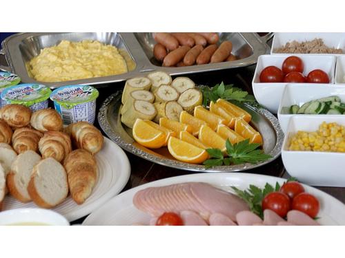 Hachijojima Hotel Resort Sea Pillows - Vacation STAY 53182v في Mitsune: طاولة مع أطباق بأنواع مختلفة من الطعام