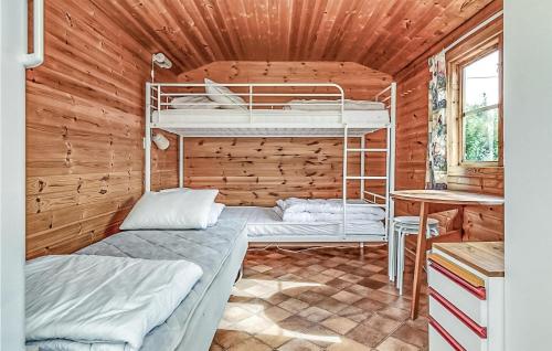 Zimmer mit Etagenbetten in einer Holzhütte in der Unterkunft Brittas Stuga in Visby