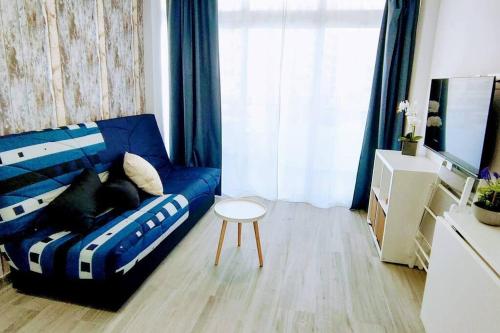 Blue 335 by CASAS COCODRILO