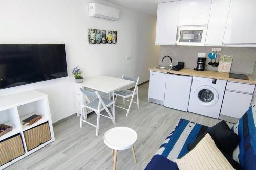 Blue 335 by CASAS COCODRILO