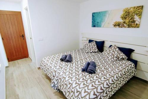 Blue 335 by CASAS COCODRILO