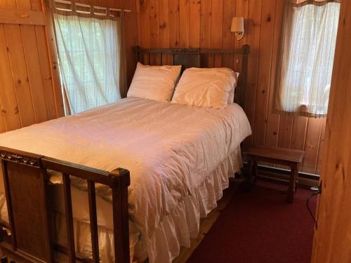 Een bed of bedden in een kamer bij MACKINNEY CAMP - LIMIT 8 cottage
