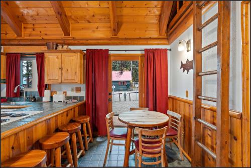 uma cozinha com um balcão de madeira e uma mesa e cadeiras em Brundage Bungalows em McCall
