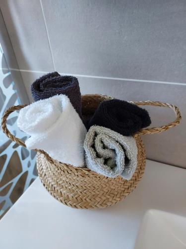 kosz ręczników na ladzie w obiekcie Maison calme et chaleureuse w mieście Châlette-sur-Loing