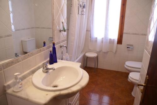 カラ・ブランカにあるVilla Ponderosaの白いバスルーム(洗面台、トイレ付)