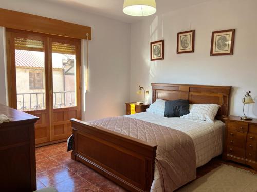 una camera da letto con un letto grande e una finestra di EL COTARRO DE PESQUERA a Pesquera de Duero
