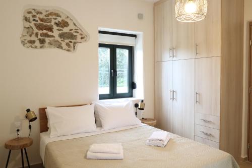1 dormitorio con 1 cama con 2 toallas en Elpida's house en Ierápetra