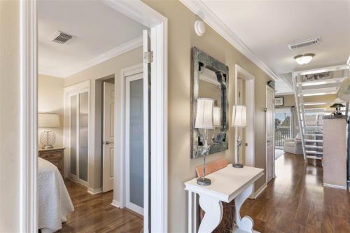 een slaapkamer met een witte tafel en een spiegel bij 8 G Two Bedroom Condo in Destin