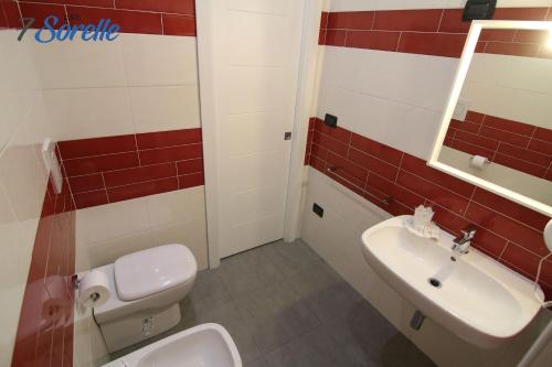 a bathroom with a toilet and a sink at "7 SORELLE B&B" camere in pieno centro città con bagno privato, FREE HIGH SPEED WI-FI, NETFLIX in Cosenza