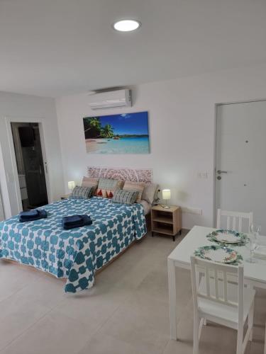 馬拉加的住宿－APARTAMENTOS ELEMAR，一间卧室配有一张床和一张桌子
