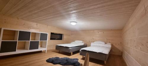 um quarto com duas camas e uma tv nele em Fjällstugan em Sälen