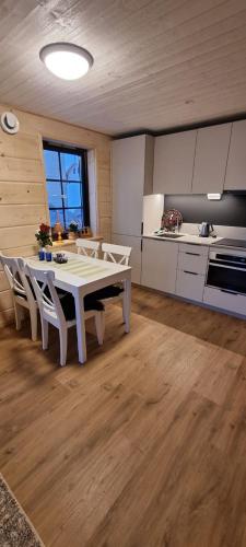 eine Küche mit einem Tisch und Stühlen im Zimmer in der Unterkunft Fjällstugan in Sälen