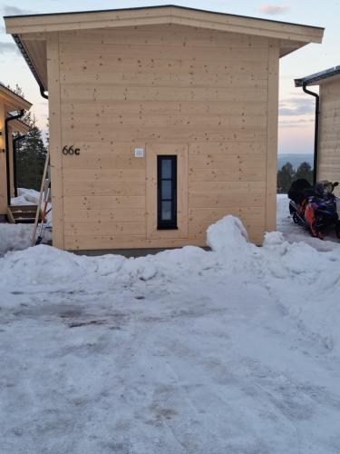 ein Gebäude mit einem Stapel Schnee davor in der Unterkunft Fjällstugan in Sälen