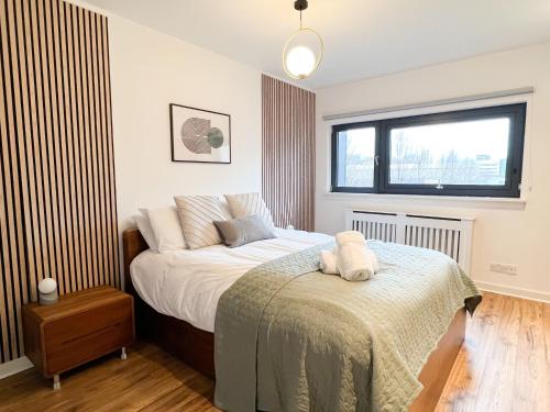 a bedroom with a bed and a window at Lovely two bed apartment in Finnieston in Glasgow