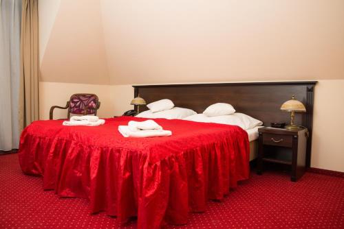 Una cama o camas en una habitación de Zajazd u Beaty i Violetty