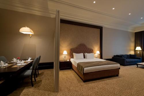 Deluxe Suite King Bed with Garden Access