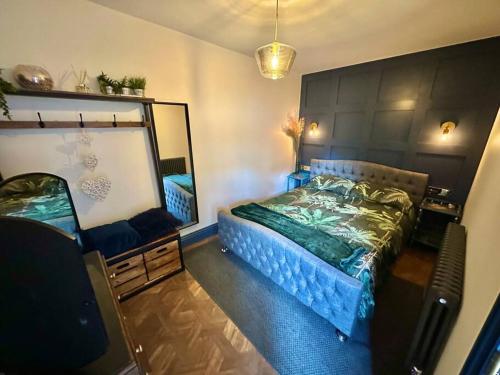 1 dormitorio con cama y espejo grande en Fortescue Lodge en Bournemouth