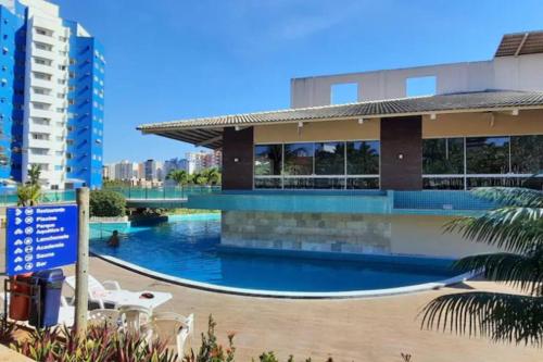 una piscina frente a un edificio en Flat Caldas Novas, en Caldas Novas
