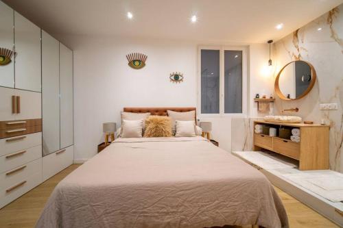 a bedroom with a large bed and a mirror at Appartement climatisé grande terrasse 2 chambres in Marseille