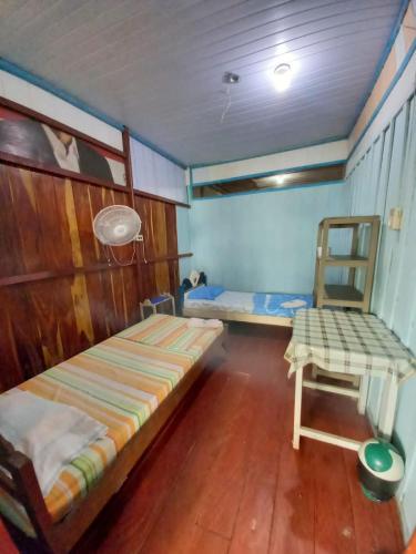 sypialnia z łóżkiem i krzesłem w obiekcie Hostal tachiwa w mieście Puerto Nariño