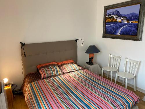 Schlafzimmer mit einem Bett, einem Tisch und Stühlen in der Unterkunft Issy - les jardins du séminaire in Issy-les-Moulineaux