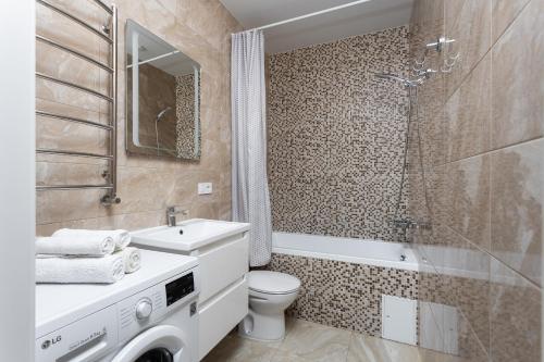 een badkamer met een wastafel, een toilet en een douche bij 091 Апартаменти ЖК Софія Резиденс in Vyshneve