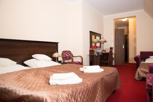 Una cama o camas en una habitación de Zajazd u Beaty i Violetty
