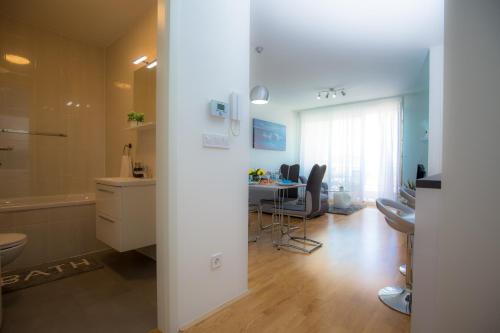 ein Bad mit einem Waschbecken und einem Schreibtisch in einem Zimmer in der Unterkunft Vanilla apartment in Šibenik